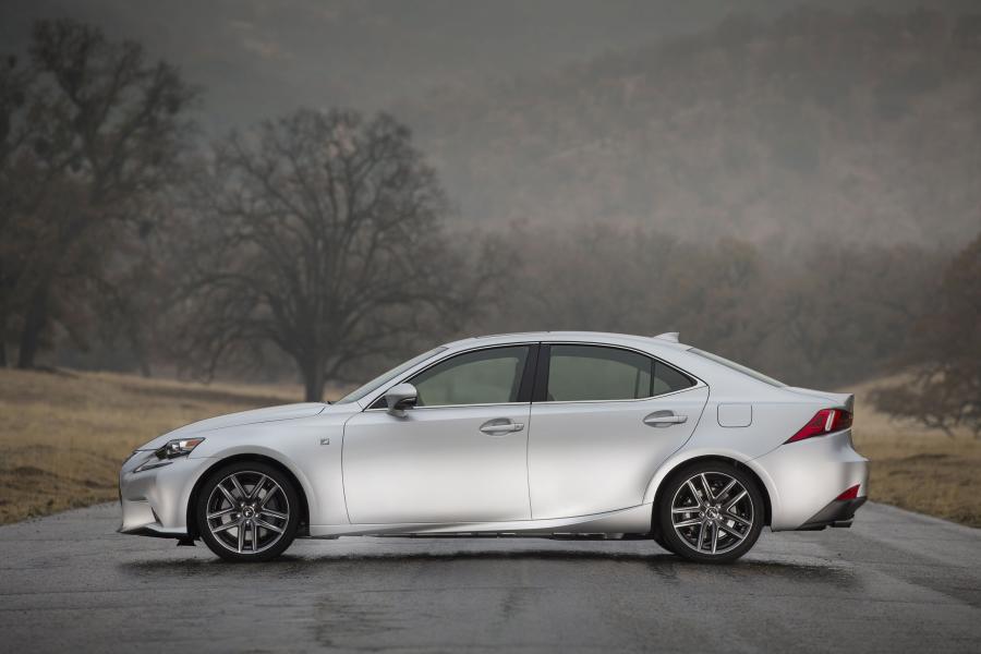  Lexus IS300 AWD F-Sport 2015 года  (фото 11 из 48)